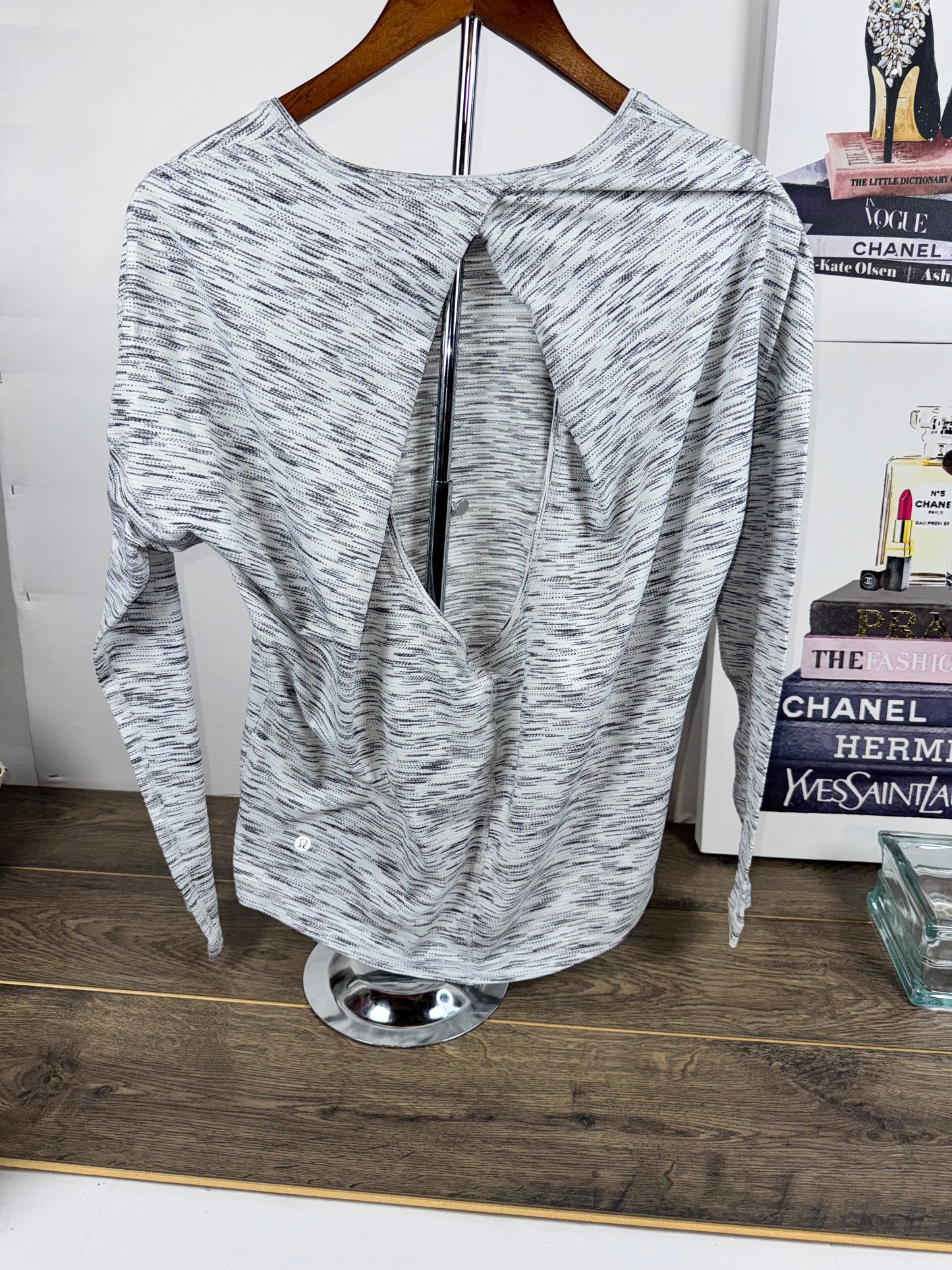 Lululemon Long Sleeve T Shirt Women’s Gray Black Scoop Neck Stretch Top - Sz M