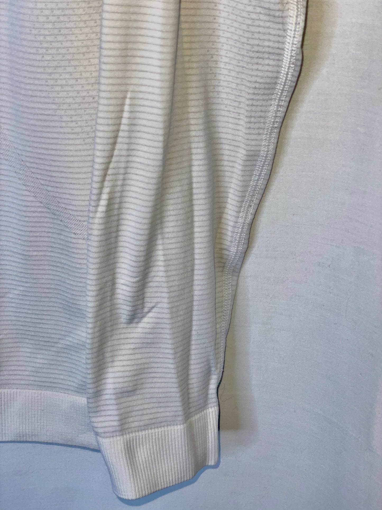 Lululemon Swiftly White Base Layer Stretchy Knit Top Thumbholes - Size Small