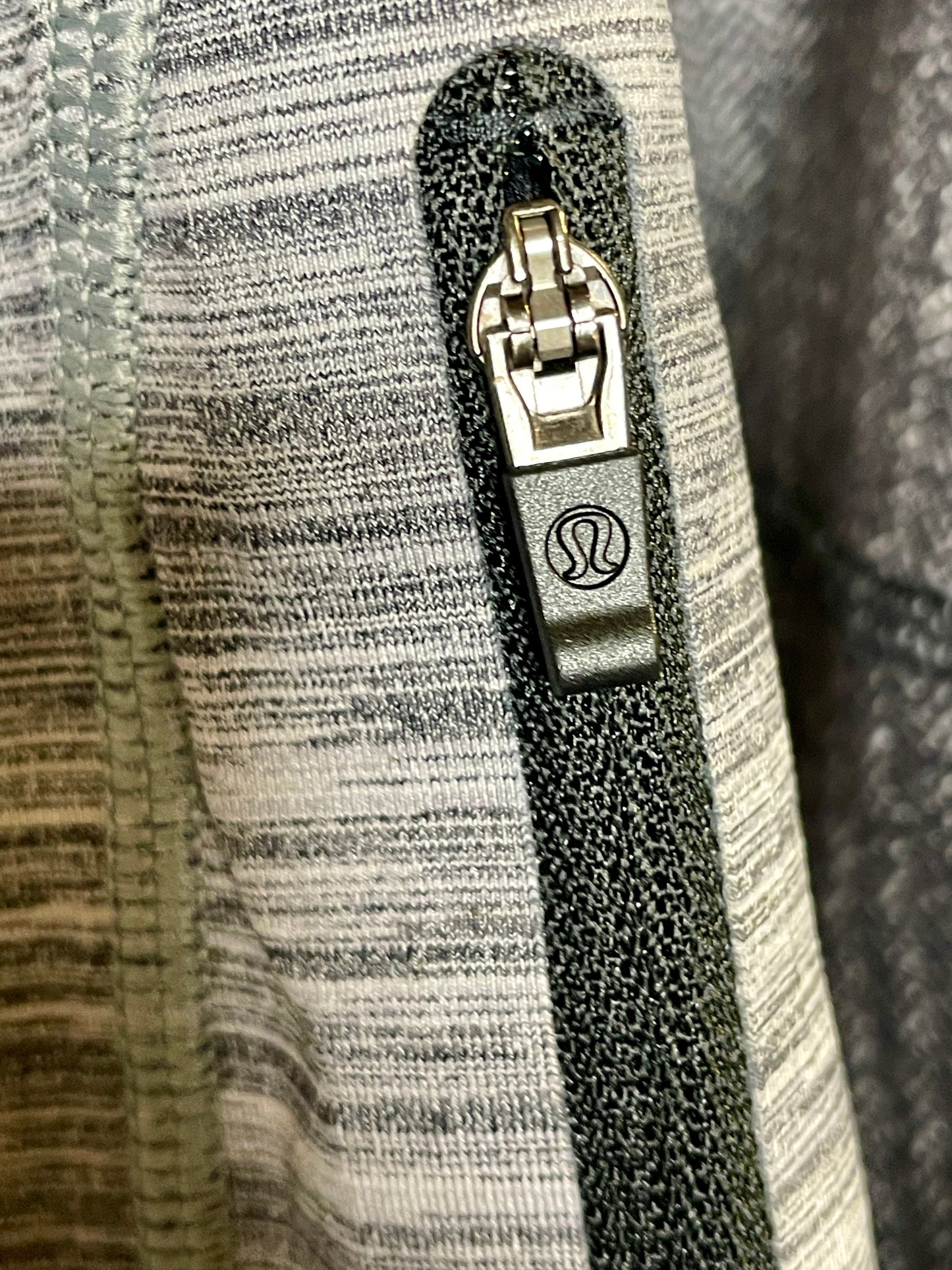 Lululemon Cropped Leggings in Grey Deep Coal / Black - Size 8