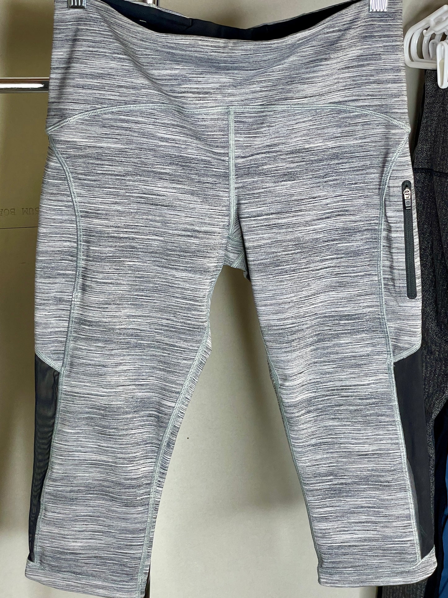 Lululemon Cropped Leggings in Grey Deep Coal / Black - Size 8